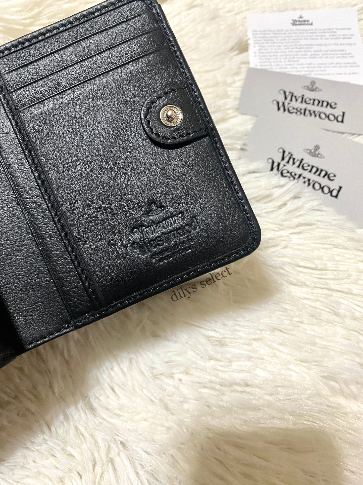 Spot Vivienne Westwood embossed wallet