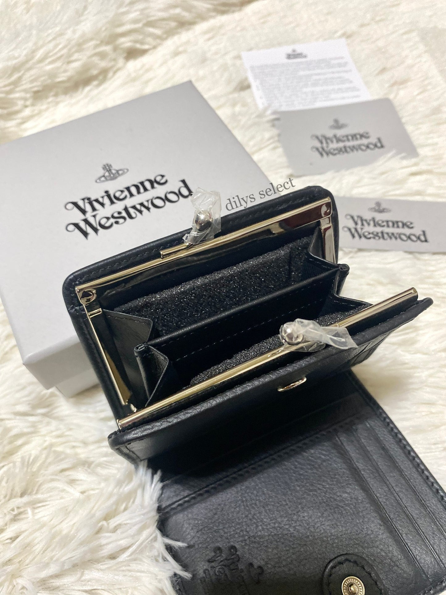 Spot Vivienne Westwood embossed wallet