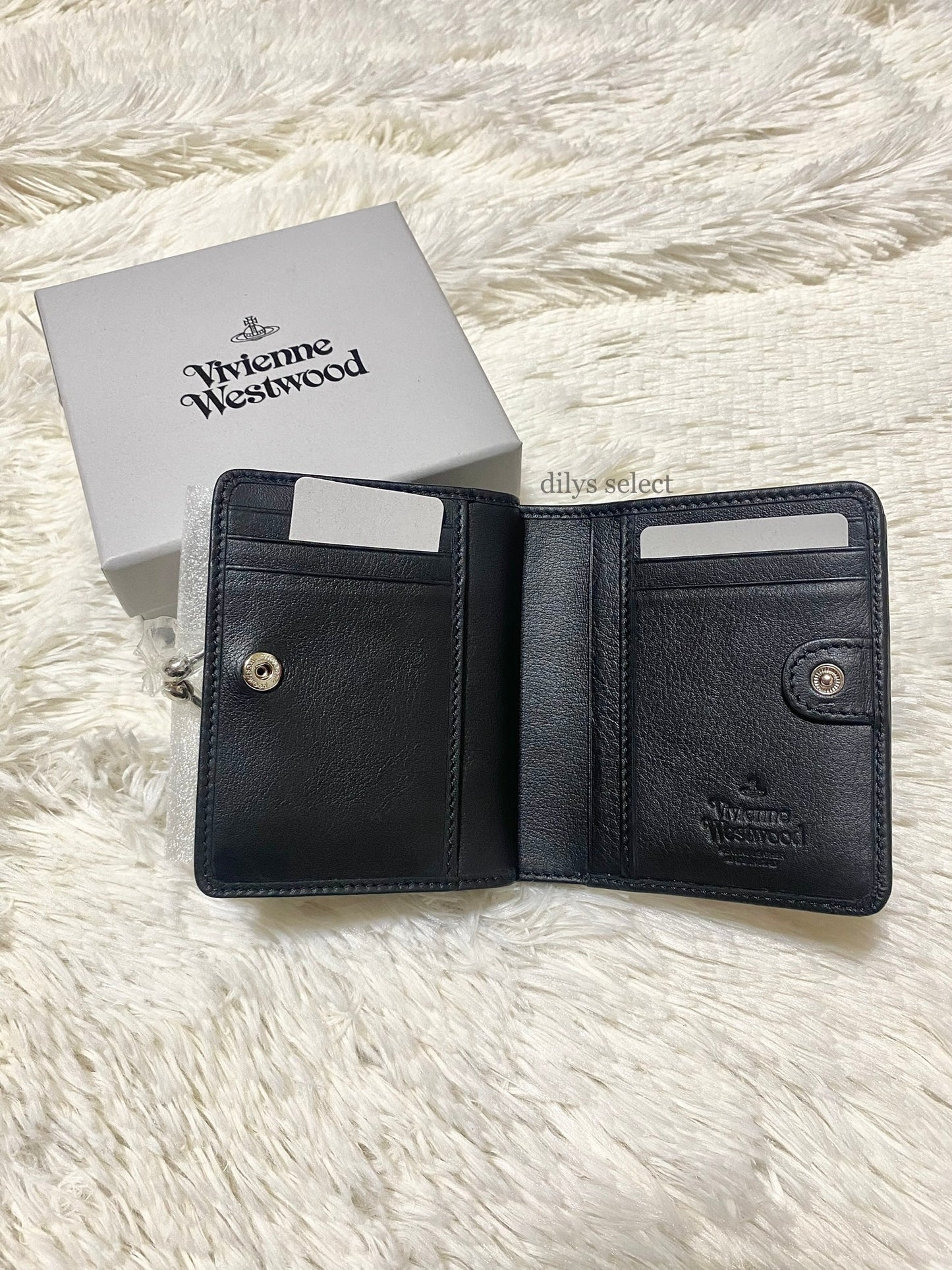 Spot Vivienne Westwood embossed wallet