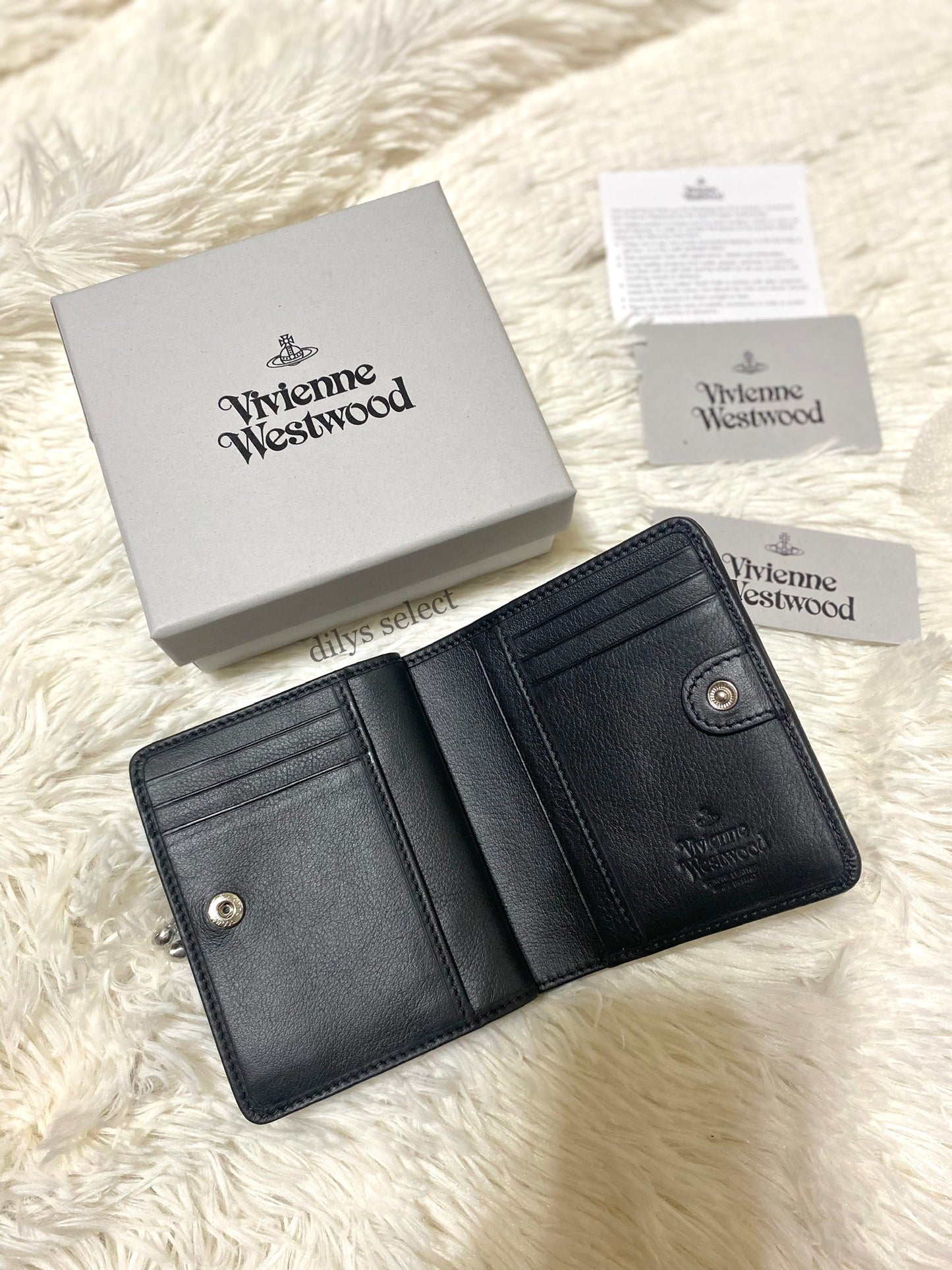 Spot Vivienne Westwood embossed wallet